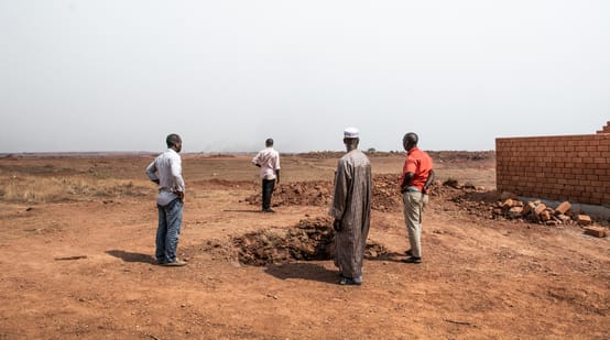 Habitants du village de Hamdallaye sur le site de la mine de bauxite de Sangaredi