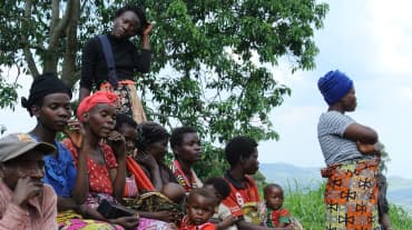 Femmes et enfants du peuple autochtone batwa dans un village près de Bukavu