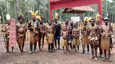 Portrait d’un groupe d’autochtones du peuple Awyu de Papouasie en habits traditionnels