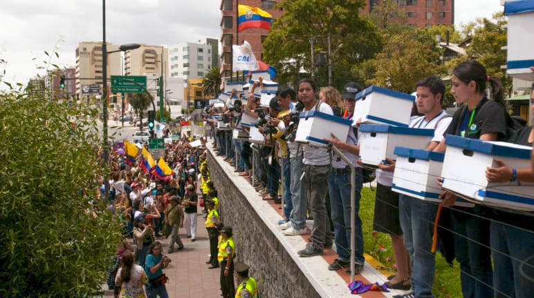 Un grand groupe de jeunes à la Commission électorale nationale de l’Équateur à Quito, en 2014, pour remettre 757 000 signatures en faveur d’une consultation citoyenne sur le parc national Yasuní.