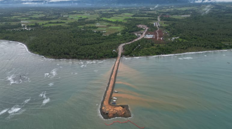 Vue aérienne sur une digue d’amarrage reliant une mine de nickel à la mer