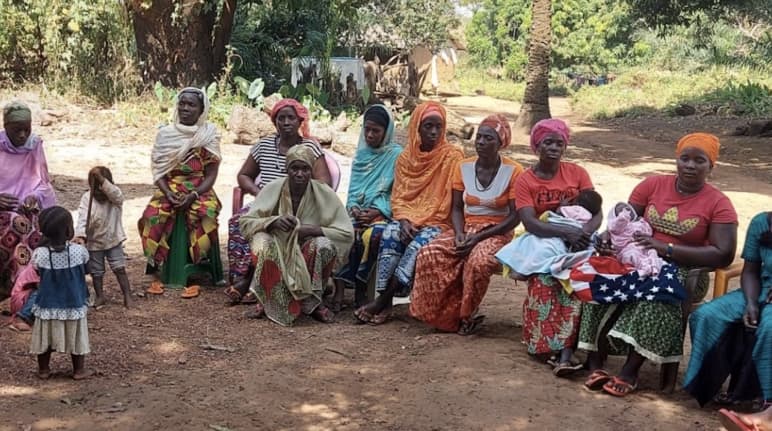 Femmes du village de Hamdallaye sur la mine de bauxite de Sangarédi en Guinée