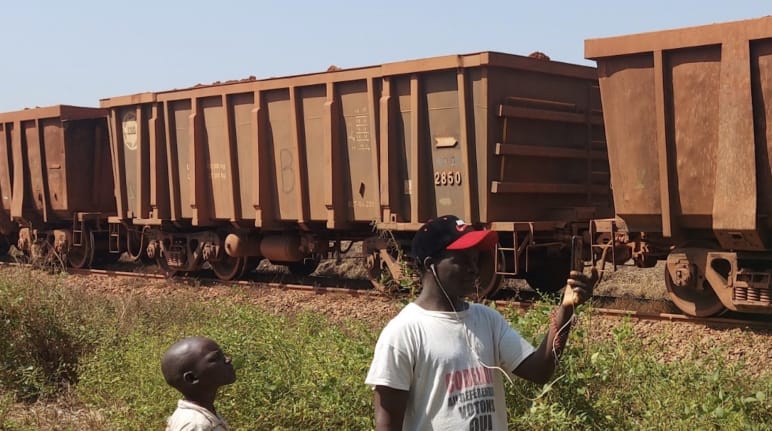 Train de marchandises, avec un jeune garçon et un homme au premier plan