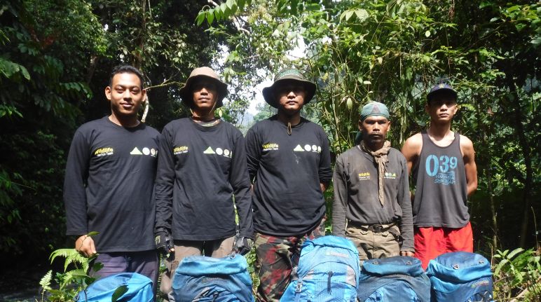Un sac à dos pour quinze jours de patrouille Cinq gardes forestiers posent avec des sacs à dos bleus à leurs pieds