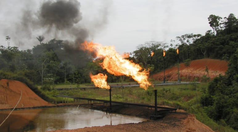 Torchère de l’industrie pétrolière dans la forêt amazonienne de l’Équateur