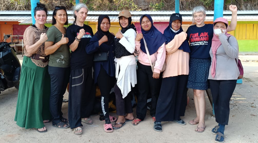 Groupe de femmes posant le point levé