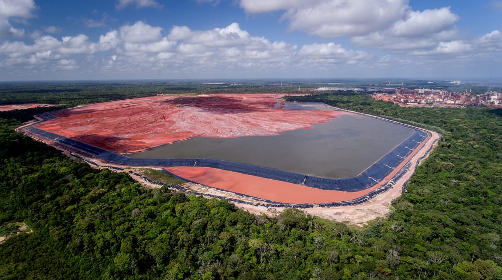 Vue aérienne d’un site de stockage de boues rouges toxiques dans la forêt amazonienne