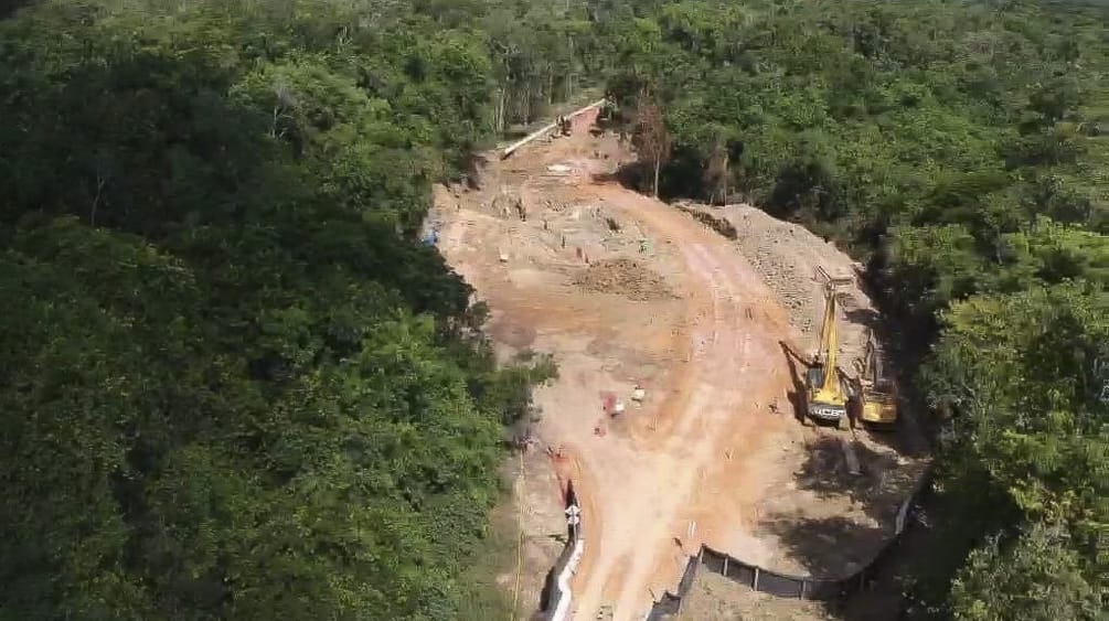 Vue aérienne de la construction d’un pipeline à boues de bauxite dans forêt tropicale