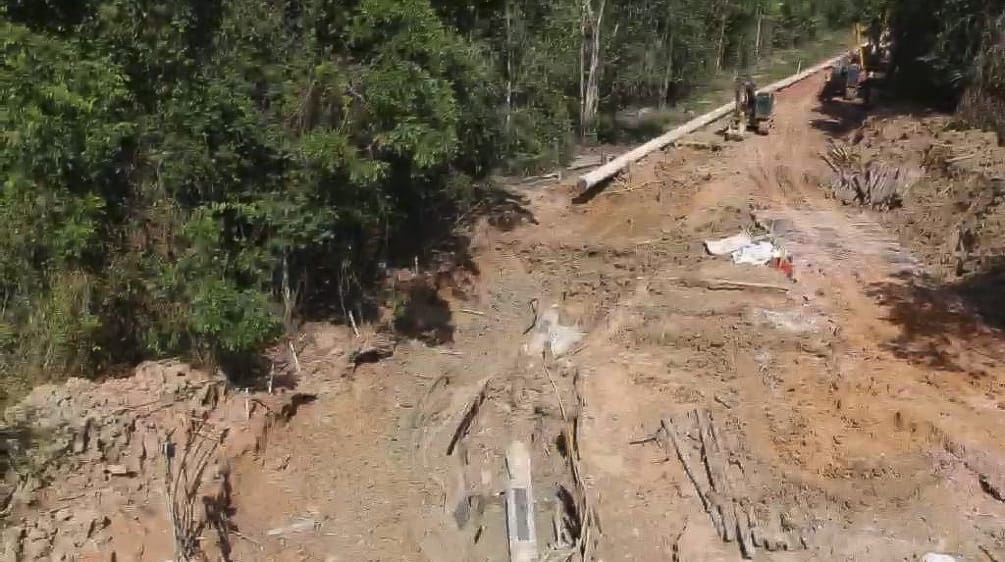 Vue aérienne de la construction d’un pipeline à boues de bauxite dans forêt tropicale