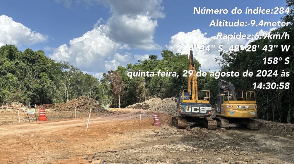 Chantier dans la forêt tropicale avec deux pelles sur chenilles au premier plan