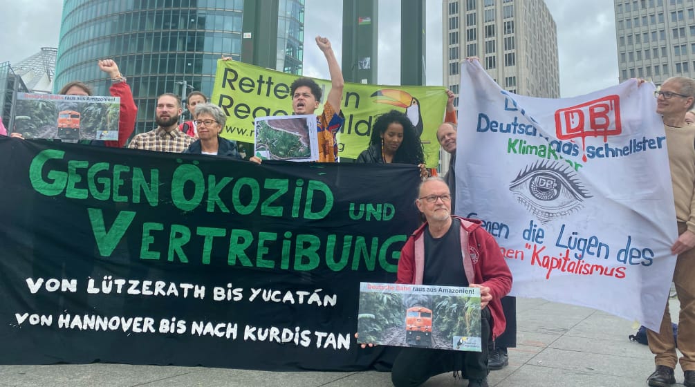 Un groupe manifeste au centre de Berlin devant l’immeuble de la Deutsche Bahn