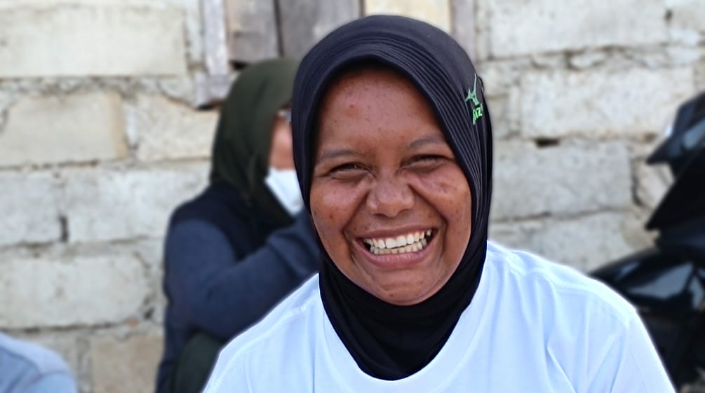 Mama Kilia pose avec un T-shirt Rettet den Regenwald / Sauvons la forêt