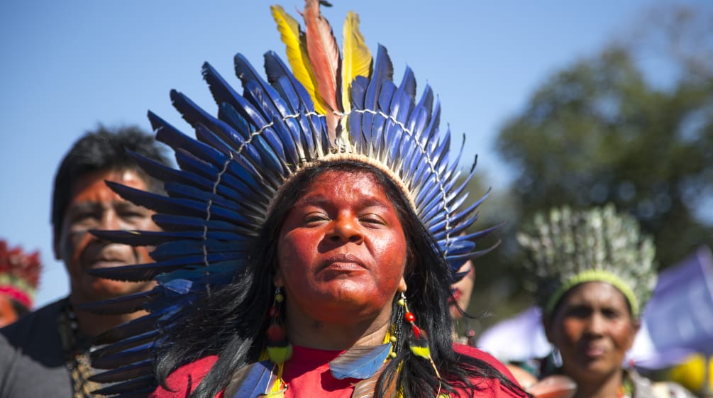 Femme indigène coiffée d’une couronne de plumes, lors d’une marche dans la capitale du Brésil