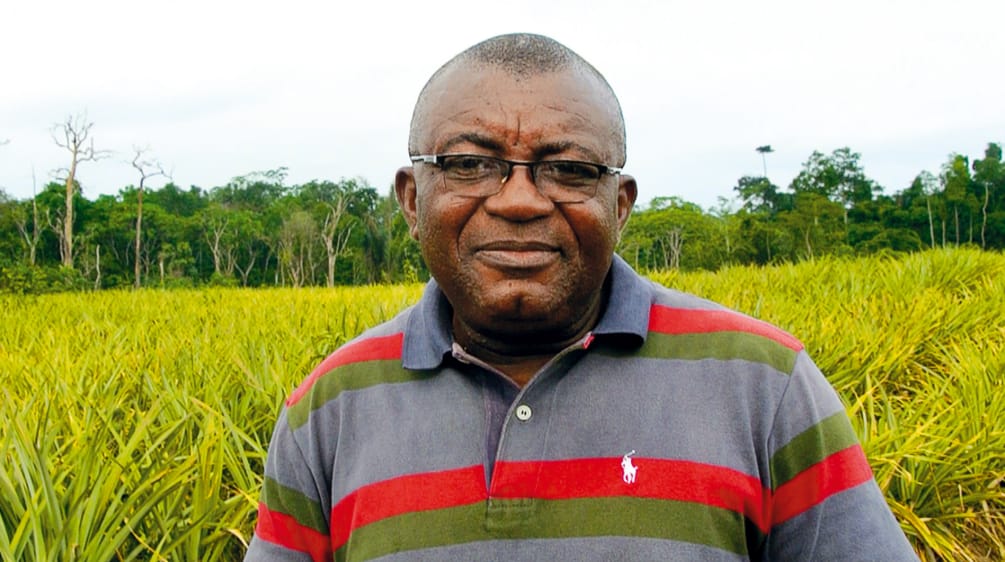 Le défenseur de la nature Odey Oyama devant une plantation d’ananas à l’intérieur du parc national de Cross River au Nigeria