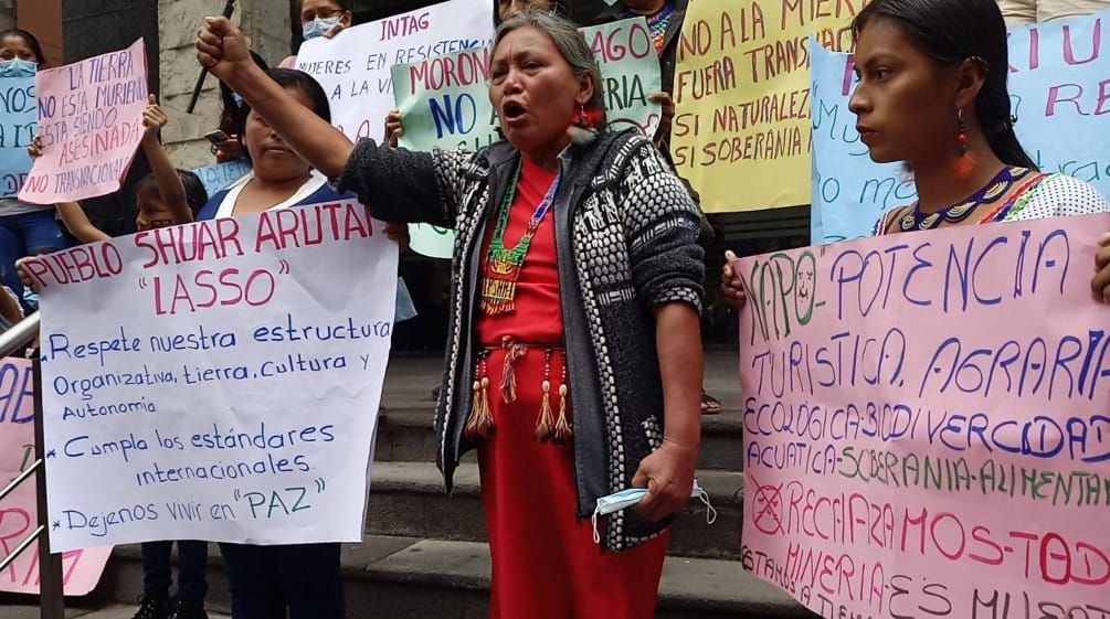 Manifestation contre l’exploitation minière devant le ministère de l’Environnement de l’Équateur