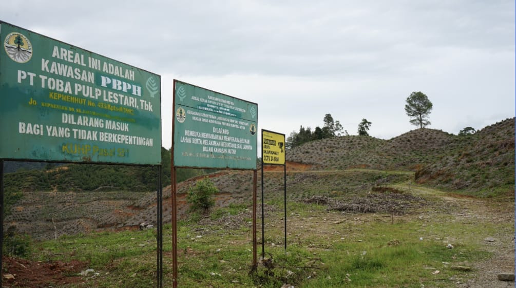 Panneaux « Entrée interdite ! » devant des collines dénudées