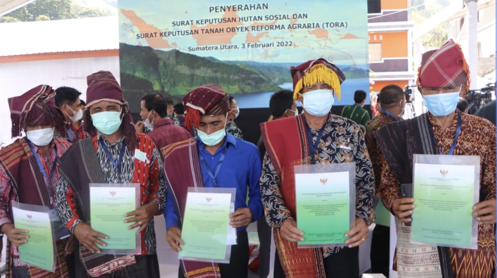 5 hommes habillés en Batak présentent des certificats de reconnaissance de forêt indigène