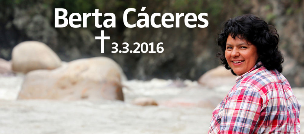 Berta Cáceres, assassinée pour avoir protégé les droits de son peuple et la nature au Honduras Assise sur un rocher au bord d’un torrent, l’activiste écologiste Berta Cáceres - assassinée chez elle le 3 mars 2016 - de profil nous regarde souriante par-dessus son épaule