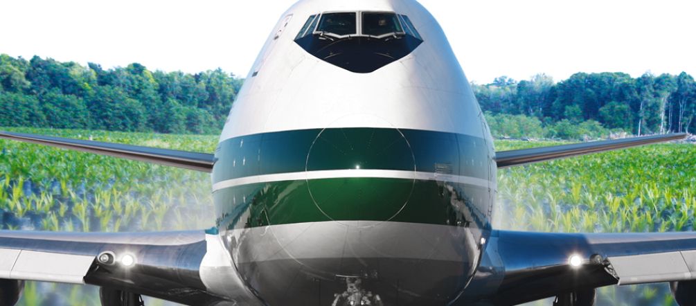 À l’avenir, le transport aérien pourrait exacerber la déforestation avec les biocarburants Avion au-dessus d'une monoculture d'huile de palme